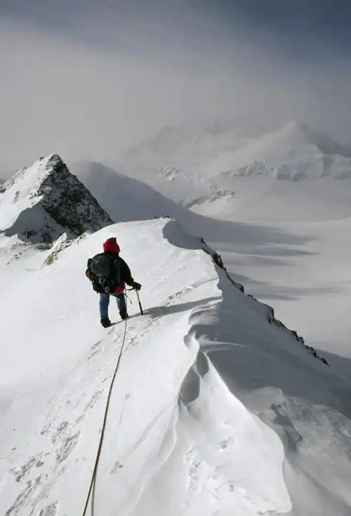 室外,白天,旅游,度假,石头,美景,山,雪,雪山,大雪,欧洲,欧洲人,仅一个