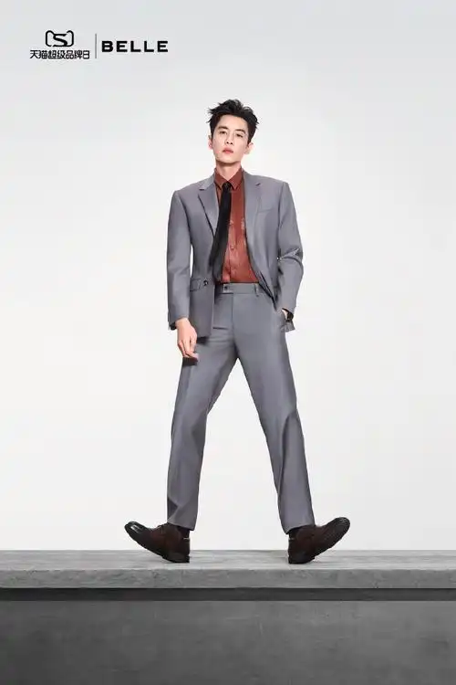 百丽品牌代言人张若昀#灰色西装搭配棕色的精英皮鞋,绅士风度十足!