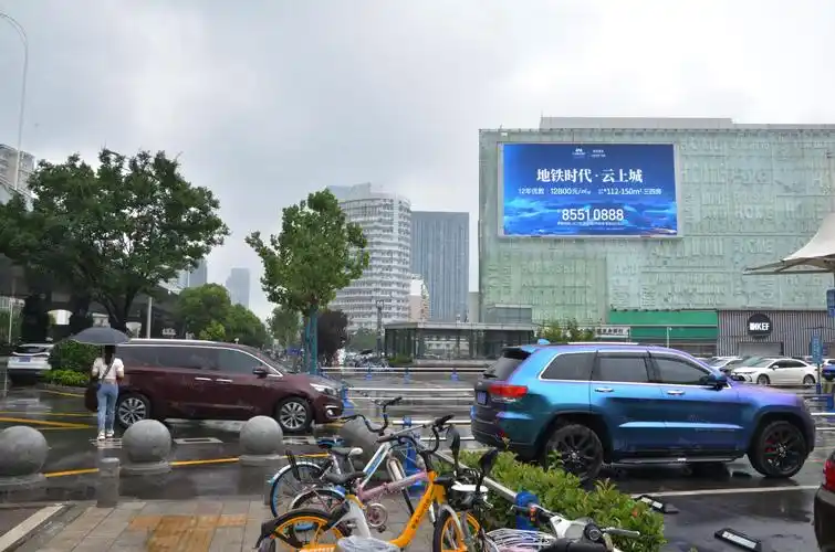 武汉核心商圈徐东欧亚达led广告位招租