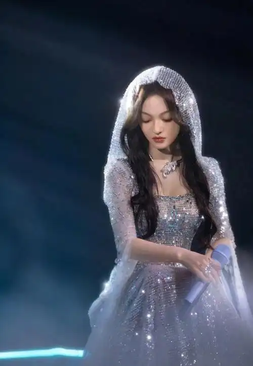 张韶涵舞台造型好美啊银色亮片裙配头纱优雅公主范十足