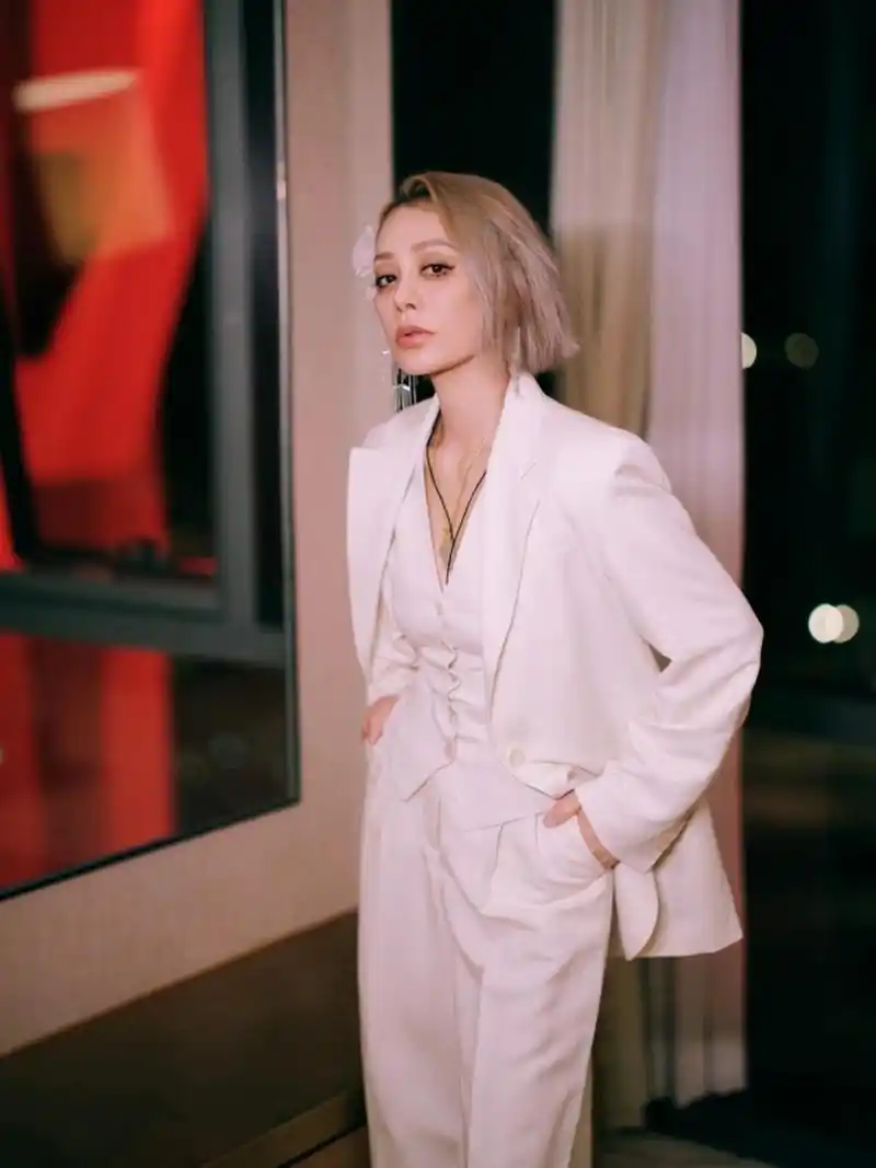 别致纯白,叙写永不过时的优雅,演员宁静上身 weekend max mara 2023