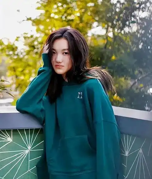 王菲17岁女儿李嫣聚会正脸照曝光浓妆艳抹变化大