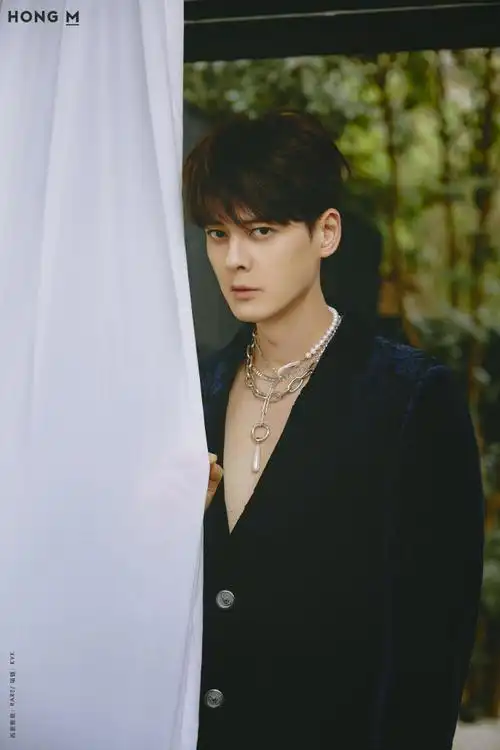 红蔓杂志#x郭品超超话标准的九头身身材,精致的五官,犹如青春漫画里