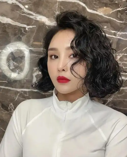 侧分的小卷烫发型,黑色的头发直接烫卷,露出精致的