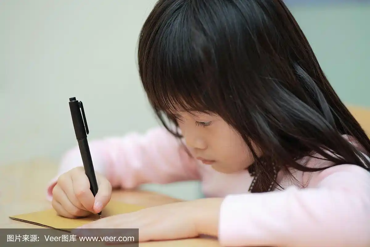 亚洲女孩正在写作