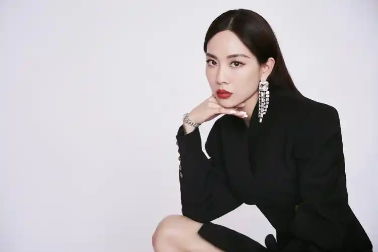 王霏霏黑裙性感酷飒写真图片14