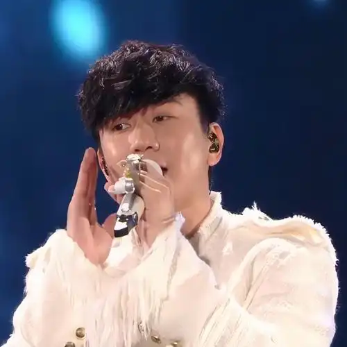 林俊杰超话「 江苏卫视跨年演唱会」林俊杰自修头像分享～抱图请礼貌