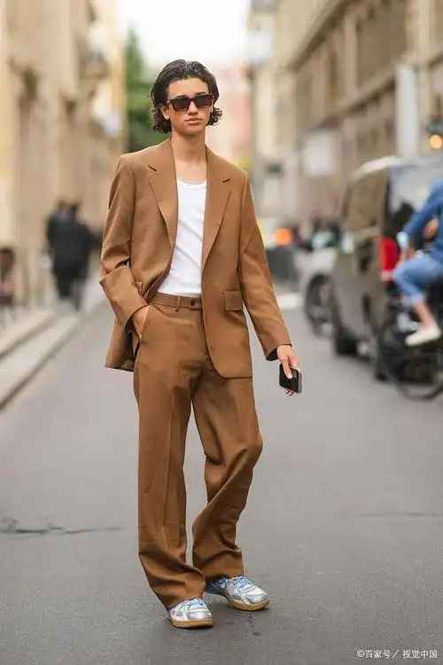 轻松打造潮流造型!咖啡色裤子与上衣的搭配法则