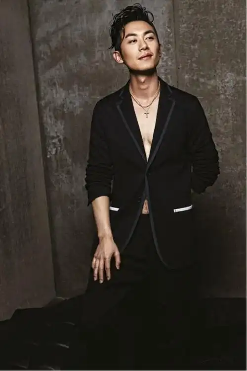 朱亚文:可能这位网友理解的阳刚之气应该是粗犷,豪放,生猛,野性的肌肉