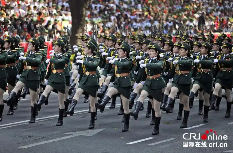 越南举行大规模阅兵式:女兵穿白丝袜踢正步_高清图集_新浪网