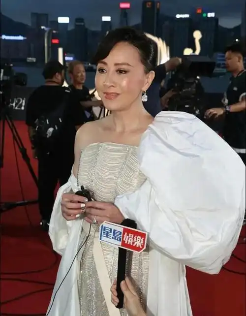 刘嘉玲亮相红毯同时代女星都隐退了快60岁的她还是很好的状态