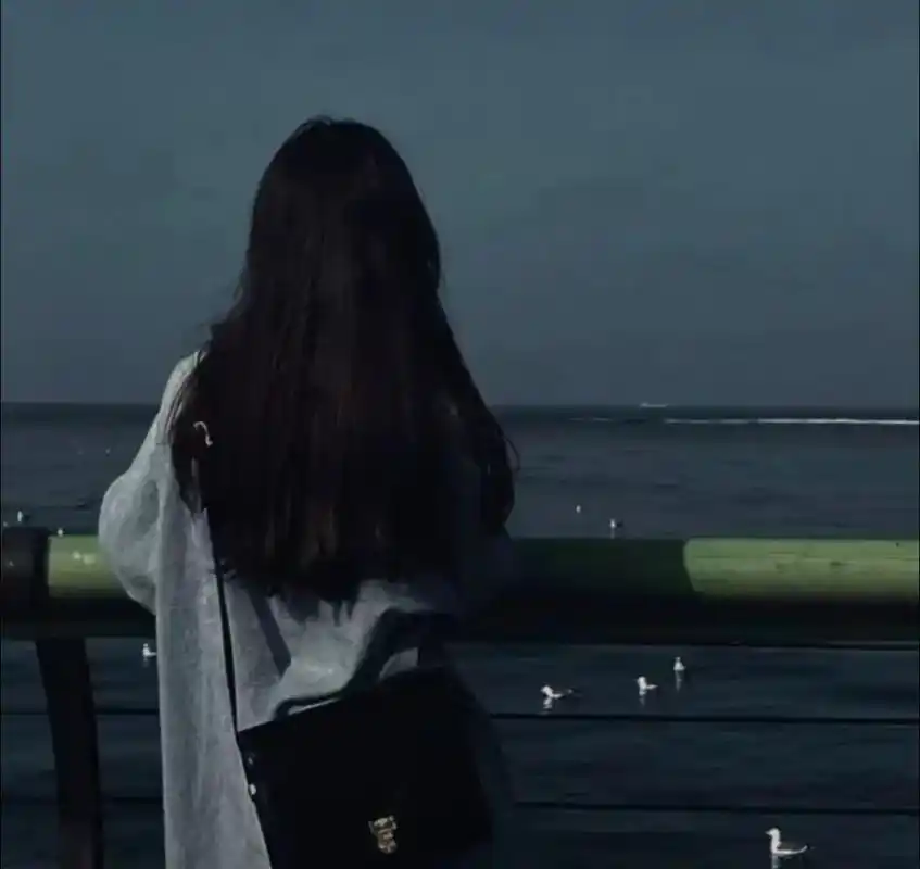 冷淡到极致的头像小女生