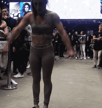 俄罗斯女子身高不足150cm,健身4年后,变成战斗力满格的肌肉女!