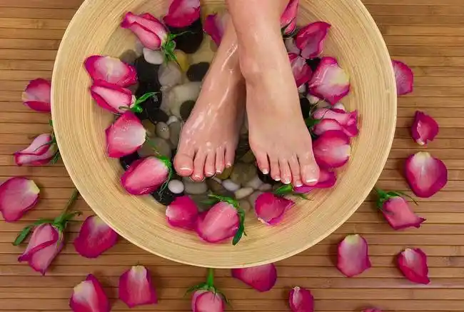 姜开水泡脚的功效与作用