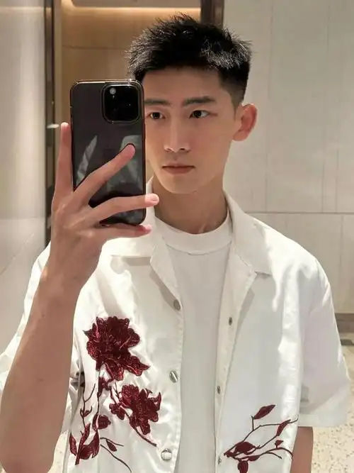 2024男生夏季发型流行趋势,这3款清爽帅气,剪完提升颜值!