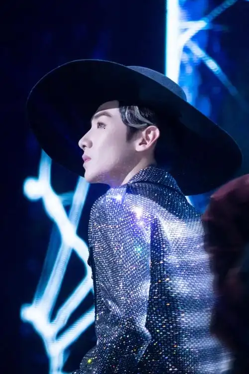 简介:白敬亭泪痣妆贵气绅士帅照图片,分享一组白敬亭图片给大家,图中