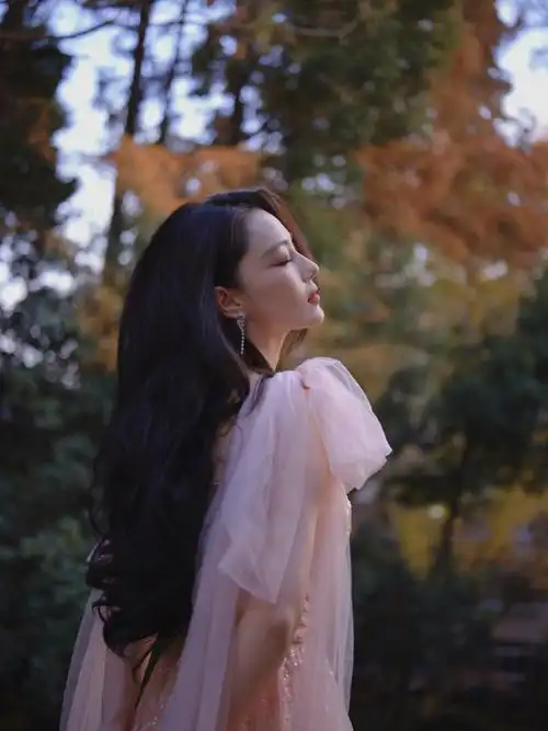 张馨予低胸纱裙