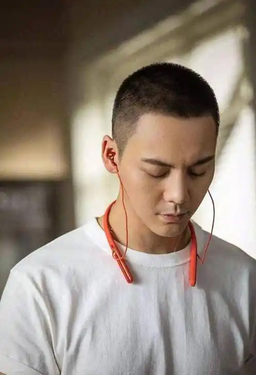 陈伟霆为新剧剃头曝光,寸头造型硬核!