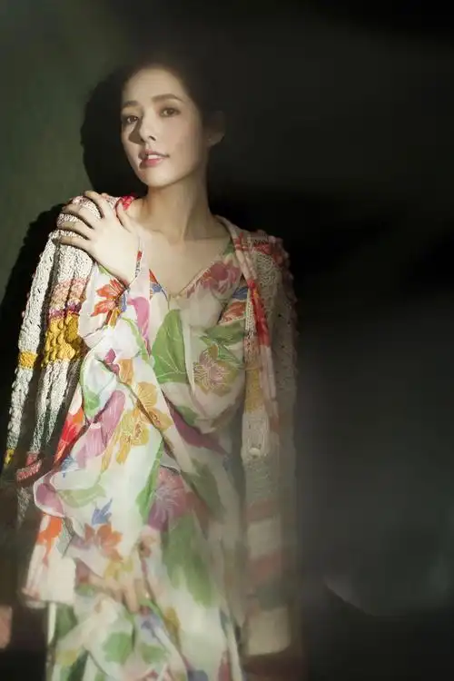 郭碧婷街边遛狗,条纹挂脖白衬衣配同色系阔腿裤,时尚精致