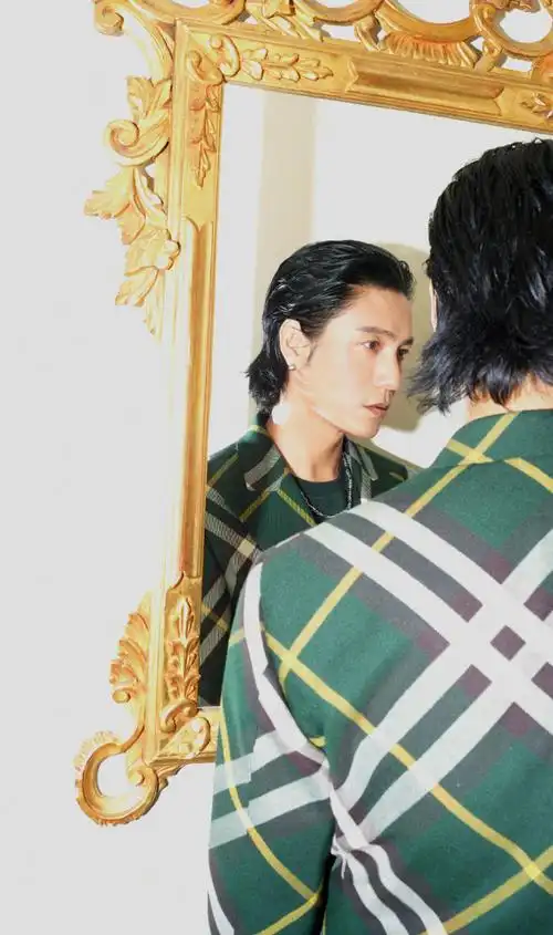 陈坤超话作为burberry全球代言人亮相#伦敦时装周#,梳起背头穿着2024