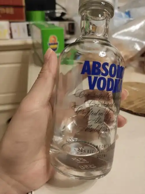 在家喝伏特加把自己喝吐了还头痛