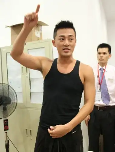 图林峰肌肉照大曝光黑皮背心诱人pose宣传个唱