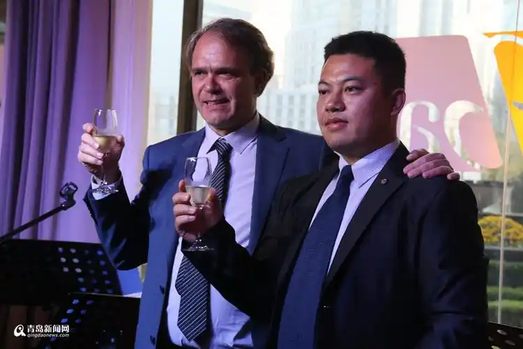 章泰年与李福彬共同举起香槟酒