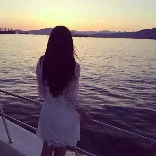 背影女神把寂寞偷偷塞进口袋