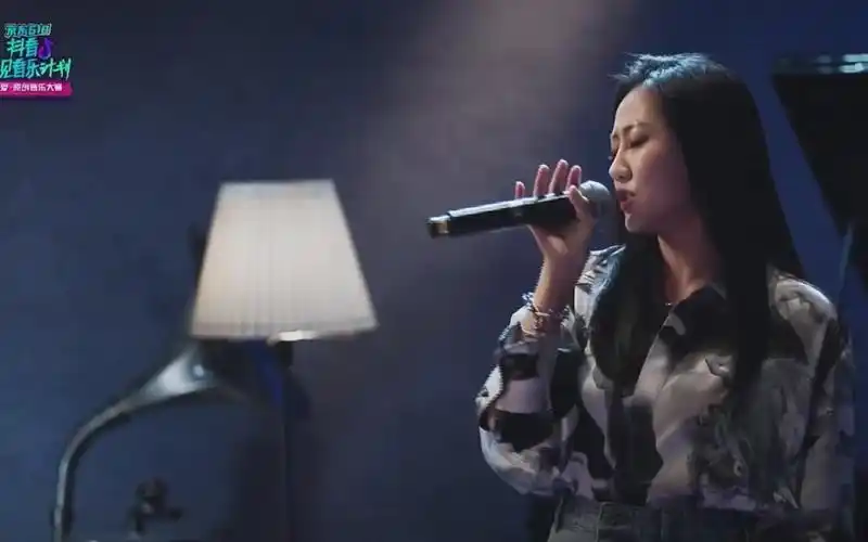 陈粒在看见音乐计划中演唱新编曲版本的光