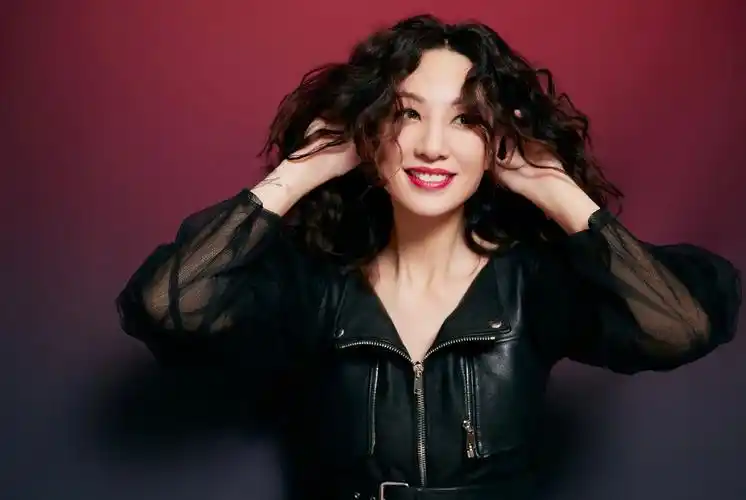 郑希怡酷飒性感时尚写真图片