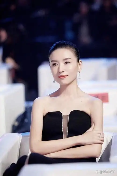 董洁又矮又瘦算不算大美人?看看她和秦岚,李小冉合照就有答案了