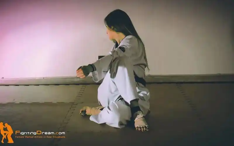 国外漂亮跆拳道女生精准踢腿动作