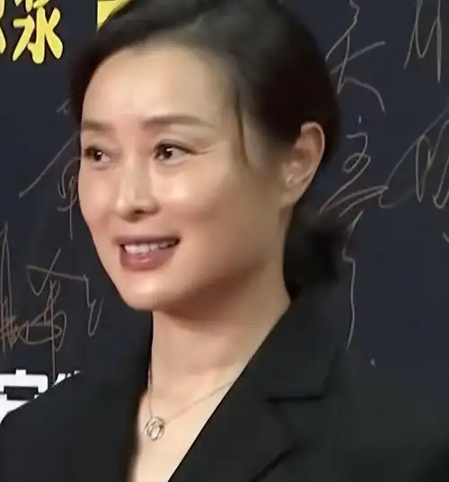 回顾王鸥变面瘫宁静扎900针,明星里的打针族,掀开娱乐圈遮羞布