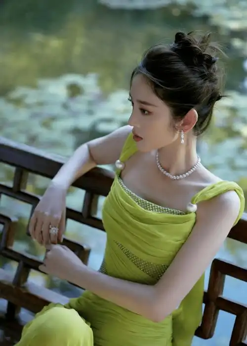 女星唐艺昕写真集:温婉唯美,端庄优雅