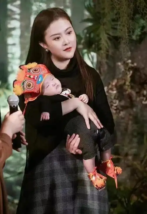 沈腾老婆太自信了吧胖成大妈却不减肥带娃打扮像保姆