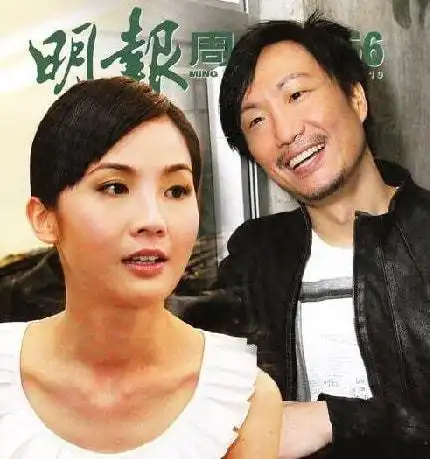 郑中基一家四口亮相,露花臂蓄胡须痞气足,妻子弯腰令其高大出镜