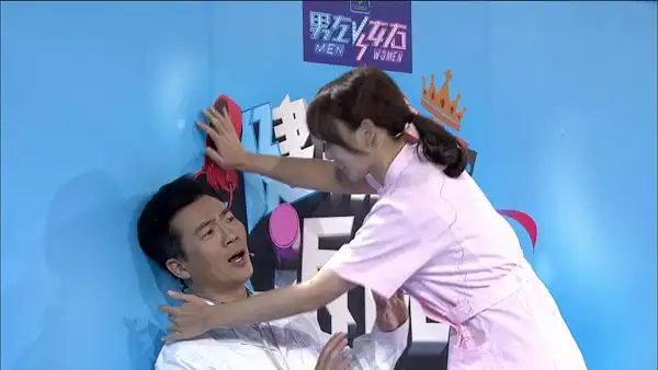 柳岩霸气"壁咚"黄健翔 网友:饶了黄蜀黍!