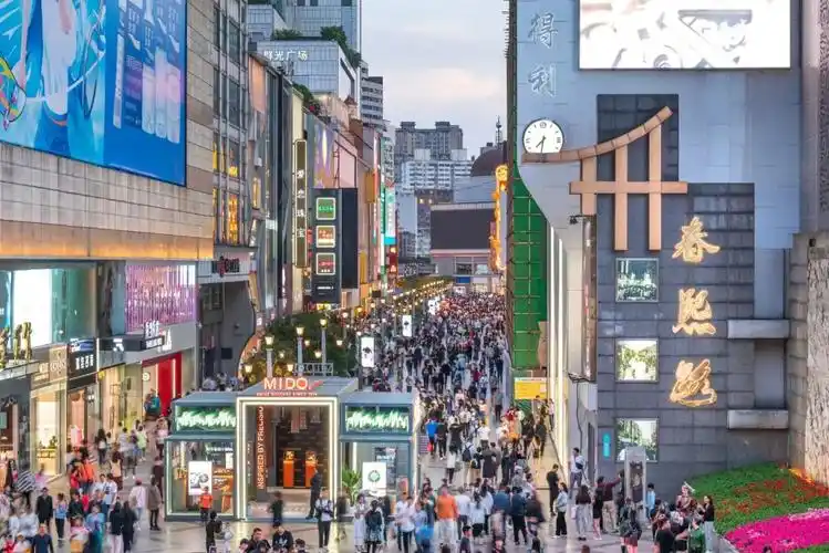 成都春熙路商业街(图源:视觉中国)