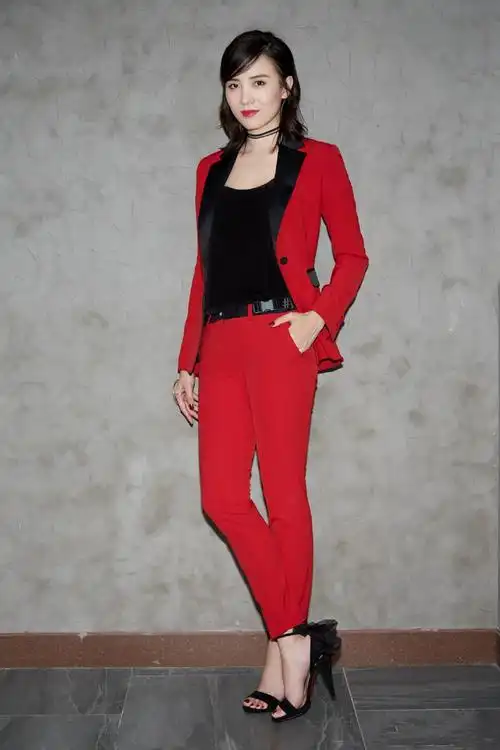 宋佳为了秀腿真敢穿过膝长袜配高跟凉鞋网友个性搭配就服你