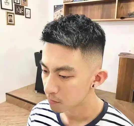 夏季男生流行发型 潮男必剪的男生短发_时尚_层次感_修剪