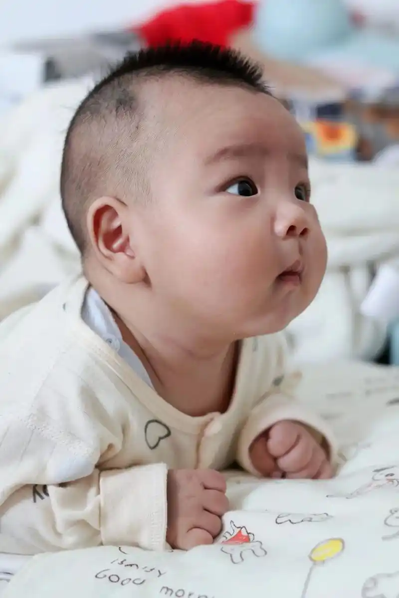 小宝宝能有什么心思呢#小婴儿的日常 #嘟嘟的脸 - 抖音