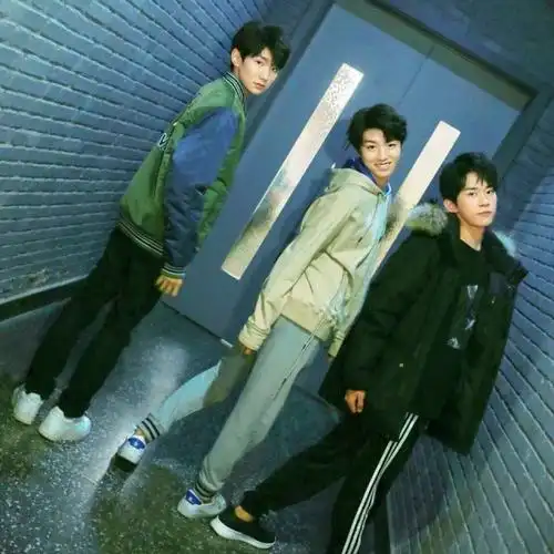 在抖音看到一个很像贺儿的小哥哥,呵呵这是.