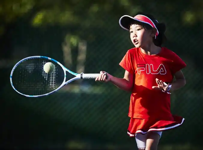 昆明网球小丫郭依依稚嫩而认真挥拍的样子可爱翻了
