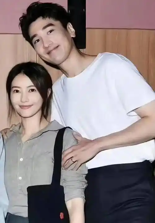 原创好家伙高圆圆隔着口罩也要当街亲吻老公赵又廷弯腰十分配合