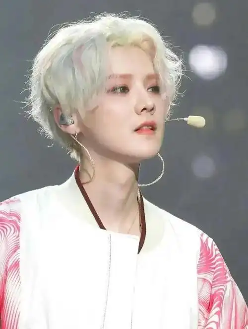 34岁鹿晗从男团顶流变成油腻大叔!网友直呼是关晓彤太强了吗