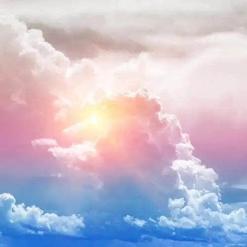 良好的在清晨和傍晚,我们经常会发现天空出现了各种形状的彩色云彩,美