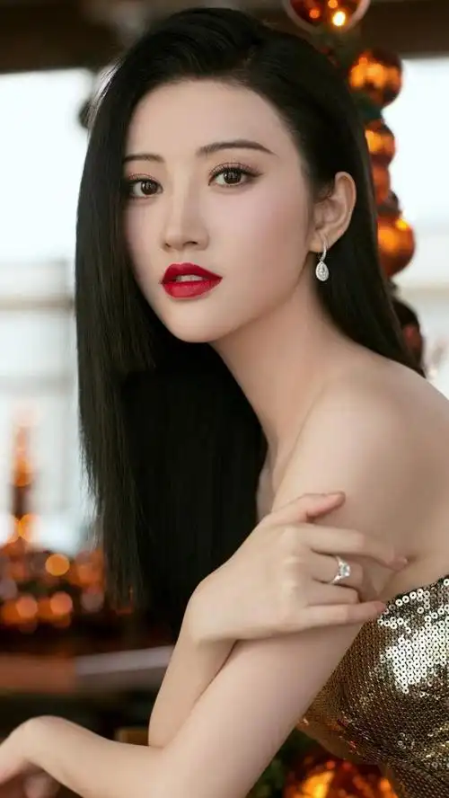 呈现轻微的丹凤眼的感觉,眼尾轻轻向上,妩媚又大气景甜的鼻子小巧可爱