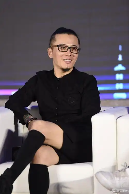 组图:面孔乐队主唱陈辉出席新浪潮论坛 全黑套装发型显个性