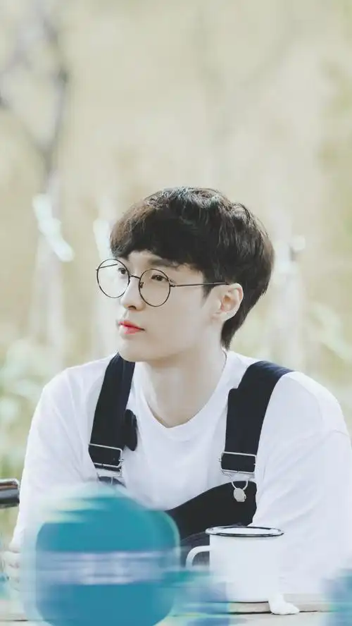 张艺兴细框眼镜造型