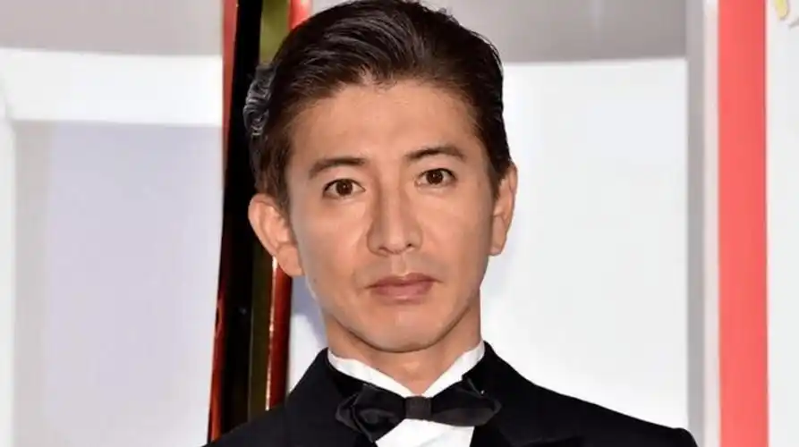 从照片中可以看出,木村拓哉的脸不仅布满皱纹,而且还肿了.